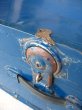 画像7: トランク　スーツケース　中型　ブルー　鍵付き　店舗什器に　アンティーク　ビンテージ (7)