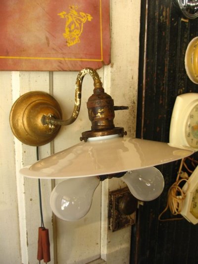 画像1: 1900'S 10'S　WALL SCONCE　BENJAMIN　FLATSHADE　ミルクガラス　フラットシェード　ベンジャミン　ソケットクラスター　2口変換ソケット　真鍮　2灯　アンティーク　ビンテージ