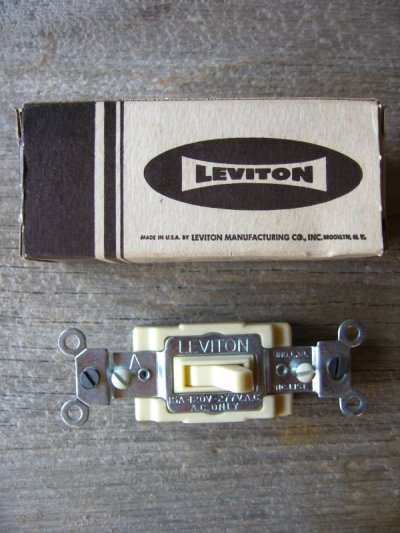 画像2: アメリカ製　トグルスイッチ　LEVITON　EAGLE　レバースイッチ　壁スイッチ　ベークライト　デッドストック　アンティーク　ビンテージ