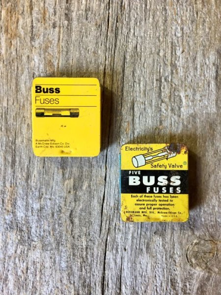 画像1: アンティーク　2個セット　菅ヒューズ　ヒューズ入れ　BUSS FUSES　ティン缶　シャビーシック　ビンテージカー　オールドモーターサイクルのヒューズの携行に (1)