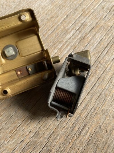 画像2: 1950'S 60'S　レア?!　スモールサイズ　真鍮　サーフェイスラッチバックセット　レバーハンドル　 doorknob　mortise lock　ドアノブセット　NOS　デッドストック　RIM LOCK SET　レバーハンドル　ラッチ　キャッチ　ドアプレート　勝手口　アンティーク　ビンテージ