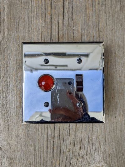 画像1: 1930'S 40'S　NOS　デッドストック　レア　BRYANT　HUBBELL　ARROW　H&H　P&S　BULLS EYE　SWITCH-ASSY　ブルズアイスイッチ　グラスジュエル　GLASS JEWEL　レッドカットガラス　トグルスイッチ　ブラス プレート　ポーセリン　真鍮　クロムメッキ　アンティーク　ビンテージ