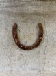 画像1: アイアンオブジェ　アメリカ　HORSE SHOE　蹄鉄　ひづめ　ウエスタン　カントリー　西部劇　ウォールデコ　ディスプレイに　アンティーク　ビンテージ (1)