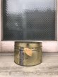 画像2: 1960'S 70'S　ゴールド　チェリー缶　蓋付　ストレージ缶　トラッシュカン　ブリキ　ティン缶　ゴミ箱　ドラム　アンティーク　ビンテージ (2)