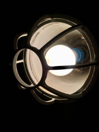 画像2: 1960'S　インダストリアル　ケージランプ　トラブルライト　ワークランプ　スポットライト　1灯　CIRCLE D CARLSTADT　NATALE　アルミ合金　ベークライト　ハンドル付き　ビンテージ