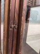 画像19: 1920'S 30'S　小型　木製枠　縦型　４面 ガラス ショーケース　展示ケース　DISPLAY CASE　SHOWCASE　ディスプレー ケース　ウッド　店舗什器　アンティーク　ビンテージ (19)
