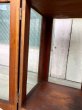 画像17: 1920'S 30'S　小型　木製枠　縦型　４面 ガラス ショーケース　展示ケース　DISPLAY CASE　SHOWCASE　ディスプレー ケース　ウッド　店舗什器　アンティーク　ビンテージ (17)