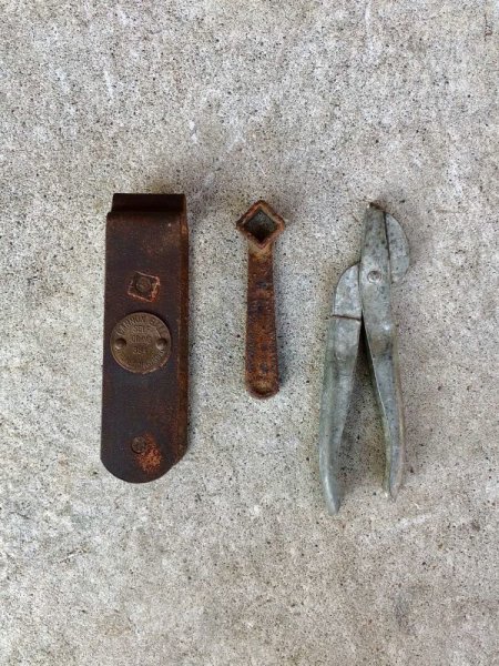 画像1: Old ‎Carpenter's tools & Objet　オブジェ　工具　変わりハサミ　シザー　スパナ　？　3点セット　ヘビーアイアン　ディスプレイに　アンティーク　ビンテージ (1)