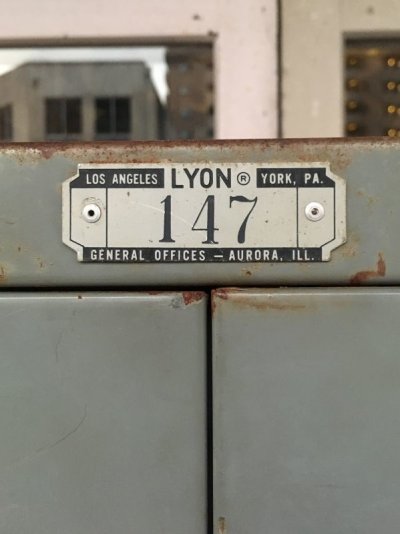 画像1: 1950'S 60'S　LYON METAL PRODUCTS INC.　リヨン　リオン　industrial　アイアン　メタルロッカー　超大型　４セクション　グレイ　フック付き　アンティーク　ビンテージ 