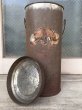 画像9: 1910'S 20'S　ティン缶　アドバタイジング缶　トラッシュカン　ゴミ箱　傘立て　ブリキ　シャビーシック　ウッドハンドル　蓋付　アドバタイジング　アンティーク　ビンテージ (9)