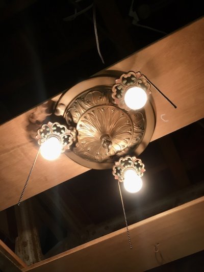 画像2: 1920'S30'S　アールデコ　フラッシュマウント　シーリングライト　3灯　シャンデリア　真鍮　ベアバルブ　ソケットサラウンド　ボールチェーンスイッチ付　ビクトリアン　装飾　アンティーク　ビンテージ