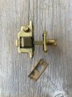 画像9: 1950'S 60'S　レア?!　スモールサイズ　真鍮　サーフェイスラッチバックセット　レバーハンドル　 doorknob　mortise lock　ドアノブセット　NOS　デッドストック　RIM LOCK SET　レバーハンドル　ラッチ　キャッチ　ドアプレート　勝手口　アンティーク　ビンテージ (9)