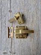 画像5: 1950'S 60'S　レア?!　スモールサイズ　真鍮　サーフェイスラッチバックセット　レバーハンドル　 doorknob　mortise lock　ドアノブセット　NOS　デッドストック　RIM LOCK SET　レバーハンドル　ラッチ　キャッチ　ドアプレート　勝手口　アンティーク　ビンテージ (5)