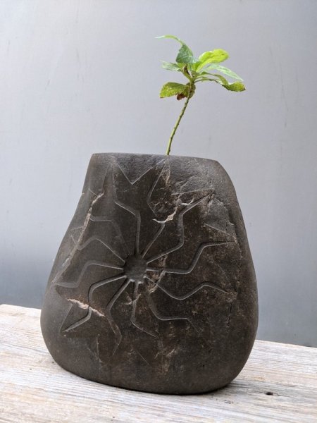 画像1: アメリカ　Parallax Gallery　ナチュラルストーン　フラワーベース　Stone Vase　ネイティヴ柄　トライヴァル　花瓶　一輪挿し　アンティーク　ビンテージ (1)