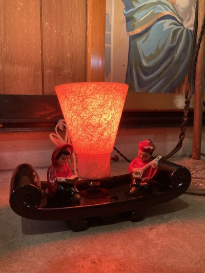 画像1: 1950'S　Ceramic Oriental Asian Boat Night Lamp　グラスファイバーシェード　イームズ エラ　ミッドセンチュリー モダン　フィフティーズ　TVランプ　ナイトランプ　レア　ピンク オリエンタル ボート　デザイン　ムードランプ　間接照明　TIKI　チキ　ティキ　環太平洋　tiki bar　ポーセリン　ビンテージ