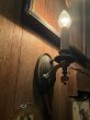 画像2: 1930'S 40'S　ビクトリアン　キャンドルソケットランプ　燭台 モチーフ　ろうそく風　ウォールマウントブラケットライト　1灯　ブラス　アイアン　ベアバルブ　オーナメント付き　アンティーク　ビンテージ (2)
