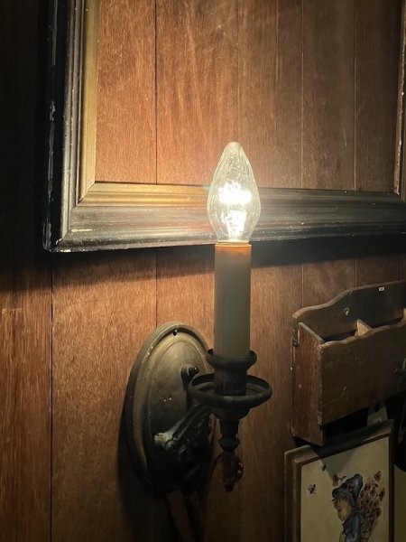 画像1: 1930'S 40'S　ビクトリアン　キャンドルソケットランプ　燭台 モチーフ　ろうそく風　ウォールマウントブラケットライト　1灯　ブラス　アイアン　ベアバルブ　オーナメント付き　アンティーク　ビンテージ (1)