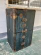 画像2: 1870'S 1880'S 1890'S 1900'S　アメリカ製　steamer trunk　EXCELSIOR　ワードローブトランク　1860'S　横濱ホテル　ヨコハマホテル　ステッカー付　木製ハンガー付　超大型　衣装ケース　店舗什器に　YOKOHAMA　アンティーク　ビンテージ (2)