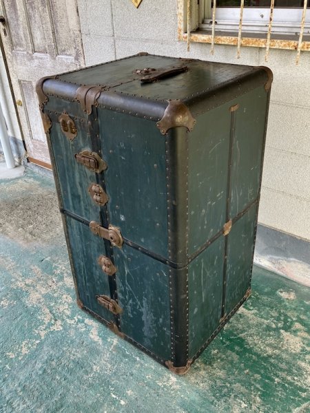 画像1: 1870'S 1880'S 1890'S 1900'S　アメリカ製　steamer trunk　EXCELSIOR　ワードローブトランク　1860'S　横濱ホテル　ヨコハマホテル　ステッカー付　木製ハンガー付　超大型　衣装ケース　店舗什器に　YOKOHAMA　アンティーク　ビンテージ (1)