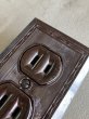 画像2: 1930'S 40'S　LEVITON　USA　アール・デコ　幾何学模様プレート　コンセント2口　アーツ＆クラフツ　ベークライト　アメリカ製　アンティーク　ビンテージ (2)