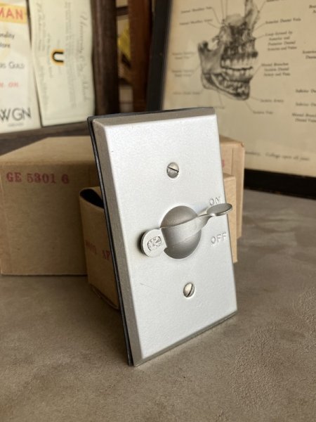 画像1: 1930'S 40'S　レア　貴重　デッドストック　ARROW H&H　WEATHERPROOF SWITCH assy　ON/OFF 1口　エクステリアスイッチ　スナップスイッチ　屋外用　防水　防滴　スイッチプレート　ブラス　ポーセリン　スチール　ラバーガスケット　NOS　箱付き　アンティーク　ビンテージ (1)