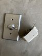 画像12: 1930'S 40'S　レア　貴重　デッドストック　ARROW H&H　WEATHERPROOF SWITCH assy　ON/OFF 1口　エクステリアスイッチ　スナップスイッチ　屋外用　防水　防滴　スイッチプレート　ブラス　ポーセリン　スチール　ラバーガスケット　NOS　箱付き　アンティーク　ビンテージ (12)