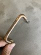 画像9: 1950'S 60'S　ミッドセンチュリー　カッパー?!　ブロンズ?!　取っ手　取手　引き手　ドロワープル　キャビネット　窓などに　パティーナ　PATINA　シャビーシック　1点売り　バラ売り　モダン　モダニズム　アンティーク　ビンテージ (9)