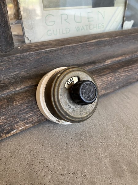 画像1: 1910'S 20'S    アーリーエレクトリック　アメリカ製　サーフェイススイッチ　PERKINS　中型　ロータリースイッチ　ターンスイッチ　ブラス　ニッケルメッキ　ON/OFF　ポーセリン　アンティーク　ビンテージ (1)