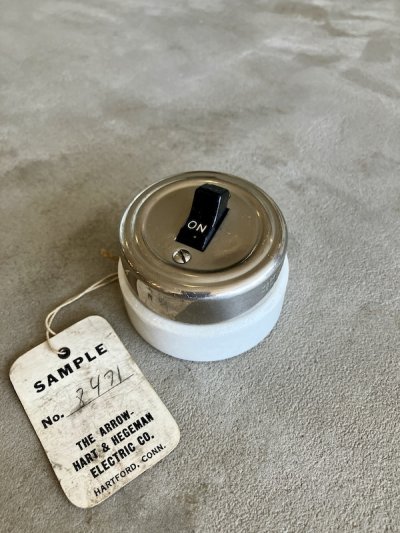 画像1: 1920'S 30'S　THE ARROW HART&HAGEMAN ELECTRIC CO.　H&H　SWITCH　アメリカ製　デッドストック　未使用展示品　セールスマンサンプル　エクセレントコンディション　サーフェイススイッチ　大型　スナップスイッチ　レバースイッチ　トグルスイッチ　ブラス　ニッケルメッキ　ポーセリン　アンティーク　ビンテージ