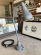 画像2: 1930'S 40'S　ワークベンチ アーティキュレイテッド アームライト　レア!!　NEW YORK CITY　RELIANCE DEVICES CO.　SWIVELIER WORK-LIGHTS　BRYANT　インダストリアルランプ　デスクランプ　タスクランプ　1灯　2アジャスター　アイアン　スチール　ブラス　ポーセリン　PATINA　ベンチマウント＆ウォールマウント　アンティーク　ビンテージ (2)