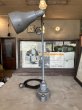 画像4: 1930'S 40'S　ワークベンチ アーティキュレイテッド アームライト　レア!!　NEW YORK CITY　RELIANCE DEVICES CO.　SWIVELIER WORK-LIGHTS　BRYANT　インダストリアルランプ　デスクランプ　タスクランプ　1灯　2アジャスター　アイアン　スチール　ブラス　ポーセリン　PATINA　ベンチマウント＆ウォールマウント　アンティーク　ビンテージ (4)