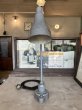 画像5: 1930'S 40'S　ワークベンチ アーティキュレイテッド アームライト　レア!!　NEW YORK CITY　RELIANCE DEVICES CO.　SWIVELIER WORK-LIGHTS　BRYANT　インダストリアルランプ　デスクランプ　タスクランプ　1灯　2アジャスター　アイアン　スチール　ブラス　ポーセリン　PATINA　ベンチマウント＆ウォールマウント　アンティーク　ビンテージ (5)