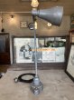 画像6: 1930'S 40'S　ワークベンチ アーティキュレイテッド アームライト　レア!!　NEW YORK CITY　RELIANCE DEVICES CO.　SWIVELIER WORK-LIGHTS　BRYANT　インダストリアルランプ　デスクランプ　タスクランプ　1灯　2アジャスター　アイアン　スチール　ブラス　ポーセリン　PATINA　ベンチマウント＆ウォールマウント　アンティーク　ビンテージ (6)