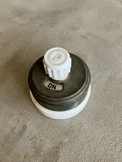 画像1: 1900'S 10'S    アーリーエレクトリック　アメリカ製　サーフェイススイッチ　THE PES MFG.CO　PERKINS　大型　ロータリースイッチ　ターンスイッチ　ON/OFF　ブラス　ニッケルメッキ　ポーセリン　アンティーク　ビンテージ 