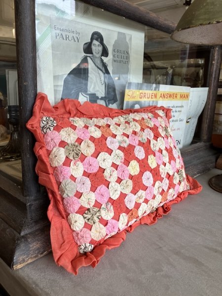 画像1: 1890’S 1900'S 1910'S　ヴィクトリアン　フェザークッション　ハンドメイド　フラワーモチーフ　柄　シルク　レース　フリル　オーガンジー　赤系　アンティーク　ビンテージ　 (1)