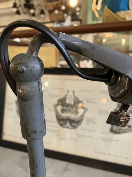 画像18: 1940'S 50'S　シアーズ　クラフツマン　レアなスモールシェード　SEARS ROEBUCK　CRAFTSMAN　LEVITON　1灯　インダストリアル アームライト　ワークベンチ ランプ　ウォールマウントorベンチマウント ブラケットライト　フルオリジナルコンディション　アンティーク　ビンテージ (18)