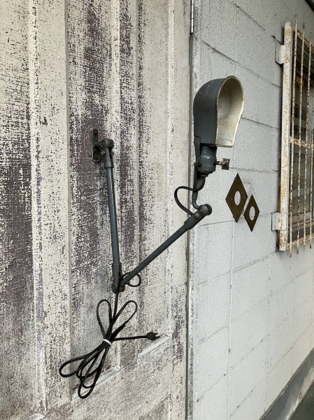 画像2: 1940'S 50'S　シアーズ　クラフツマン　レアなスモールシェード　SEARS ROEBUCK　CRAFTSMAN　LEVITON　1灯　インダストリアル アームライト　ワークベンチ ランプ　ウォールマウントorベンチマウント ブラケットライト　フルオリジナルコンディション　アンティーク　ビンテージ (2)