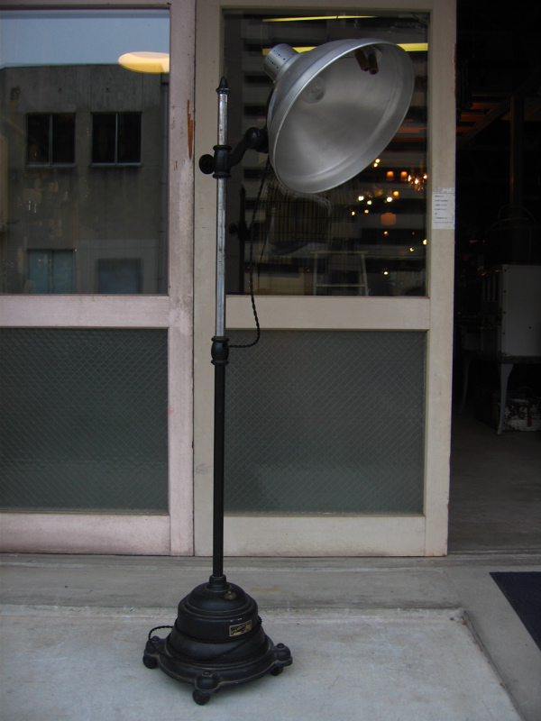 1930'S　1930年代　インダストリアルランプ　1灯　フロアランプ　スポットライト　メタルシェード　スイッチ付き　キャスター付き　BATTLE  CREEK EQUIPMENT CO　角度変更可能　高さ変更可能　アンティーク　ビンテージ