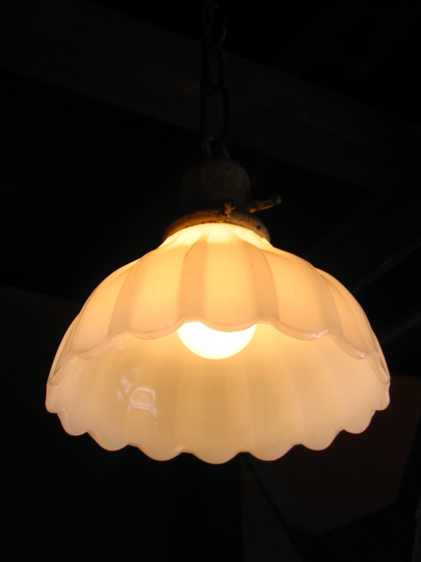 1930年代　シーリングライト　リブ付き　スキャロップ　オパール　ミルクガラスシェード　 ペンダントランプ　アイアン　1灯　アンティーク　ビンテージ
