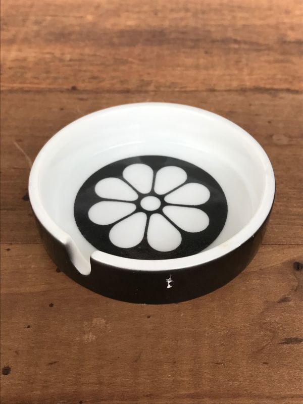 大正ロマン 昭和レトロ 灰皿 アッシュトレイ 陶器 花柄 MADE IN JAPAN/// ロストアンドファウンデーション ///  岡山市にてアンティーク家具、ビンテージ雑貨とラスティック、シャビー、インダストリアル店舗什器のオンラインショップです。 ディスクリプション