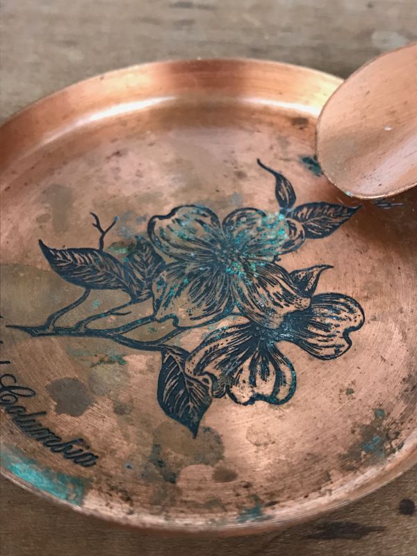 灰皿 アッシュトレイ 銅 花柄 FANTASY COPPERWARE/// ロストアンドファウンデーション ///  岡山市にてアンティーク家具、ビンテージ雑貨とラスティック、シャビー、インダストリアル店舗什器のオンラインショップです。 ディスクリプション