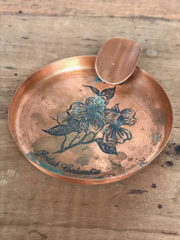 灰皿 アッシュトレイ 銅 花柄 FANTASY COPPERWARE/// ロストアンドファウンデーション ///  岡山市にてアンティーク家具、ビンテージ雑貨とラスティック、シャビー、インダストリアル店舗什器のオンラインショップです。 ディスクリプション